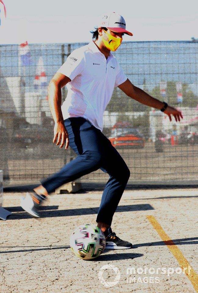 Carlos Sainz Jr., McLaren plays football