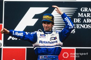 Race winner Damon Hill, Williams celebra en el podio