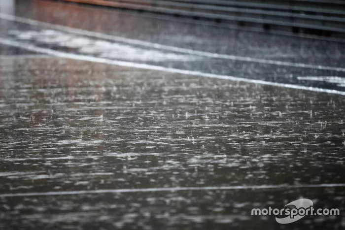 Lluvia sobre el Pitlane