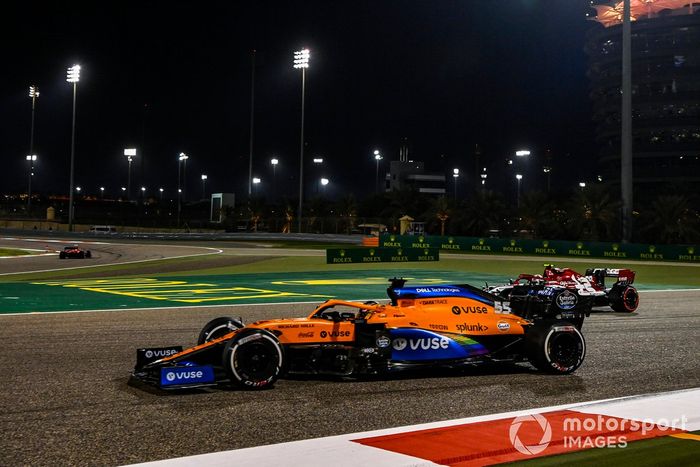 Carlos Sainz Jr., McLaren MCL35, Antonio Giovinazzi, Alfa Romeo Racing C39