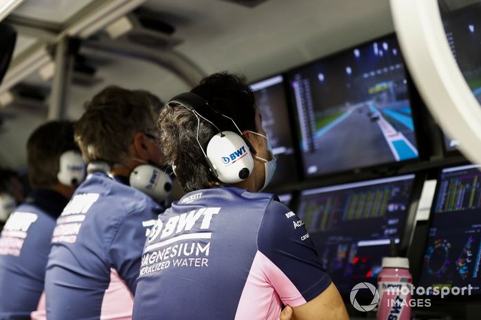 Sergio Pérez, Racing Point, en el muro de boxes después de retirarse de la carrera