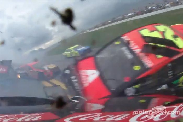 Vista de Ryan Newman del accidente de varios coches