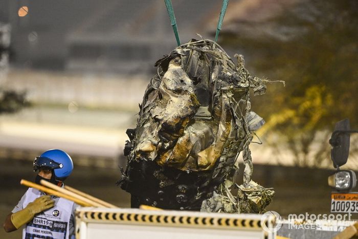 Los oficiales retiran los restos del monoplaza de Romain Grosjean, Haas VF-20, después del accidente en la primera vuelta