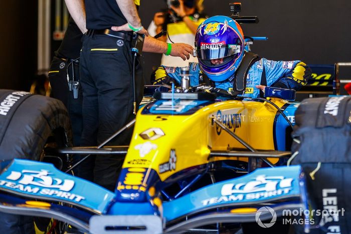 Fernando Alonso pilota el Renault R25 con el que ganó el mundial de F1 en 2005