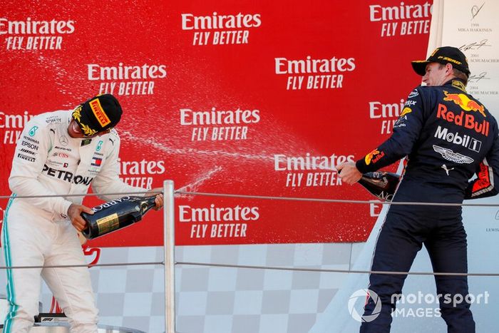 Podio: ganador de la carrera Lewis Hamilton, Mercedes AMG F1 y el tercer lugar Max Verstappen, Red Bull Racing celebran