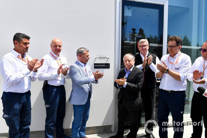 Francois Dumontier, Presidente y Director General del Gran Premio de Canadá, Jean Todt, Presidente de la FIA, y Ross Brawn, Director General de Motorsports, FOM, revelan una placa que dedica un nuevo edificio de Race Control al fallecido Charlie Whiting, ex Director de Carrera de la FIA