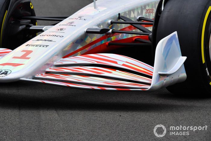 Detalle del frente y del alerón delantero del coche de Fórmula 1 2022