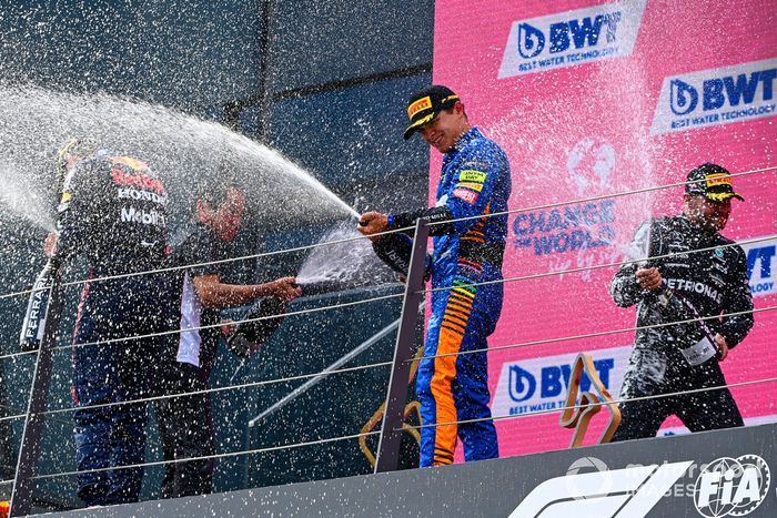 Podio: segundo lugar Valtteri Bottas, Mercedes, Toyoharu Tanabe, Director técnico F1 Honda, ganador Max Verstappen, Red Bull Racing , tercer lugar Lando Norris, McLaren