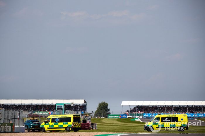 Coche médico Aston Martin DBX y ambulancias tras el choque entre Lewis Hamilton, Mercedes W12 y Max Verstappen, Red Bull Racing RB16B