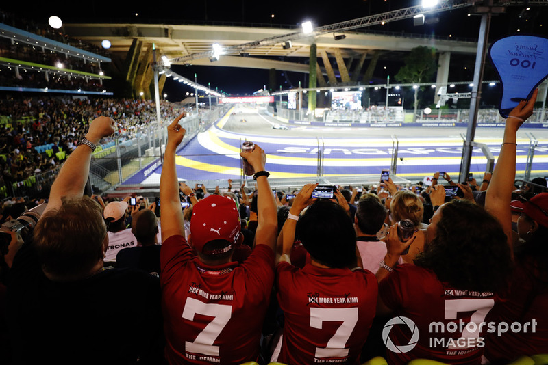 Atmosfer grandstand saat awal balapan