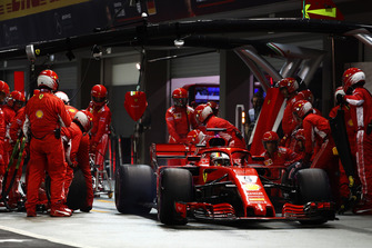 Sebastian Vettel, Ferrari SF71H, effettua un pit stop