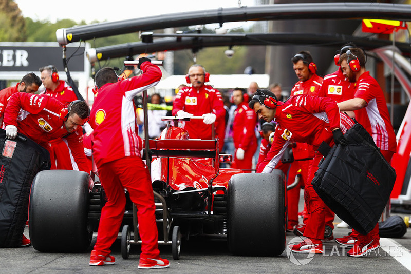 Kimi Raikkonen, Ferrari SF71H, pit stop