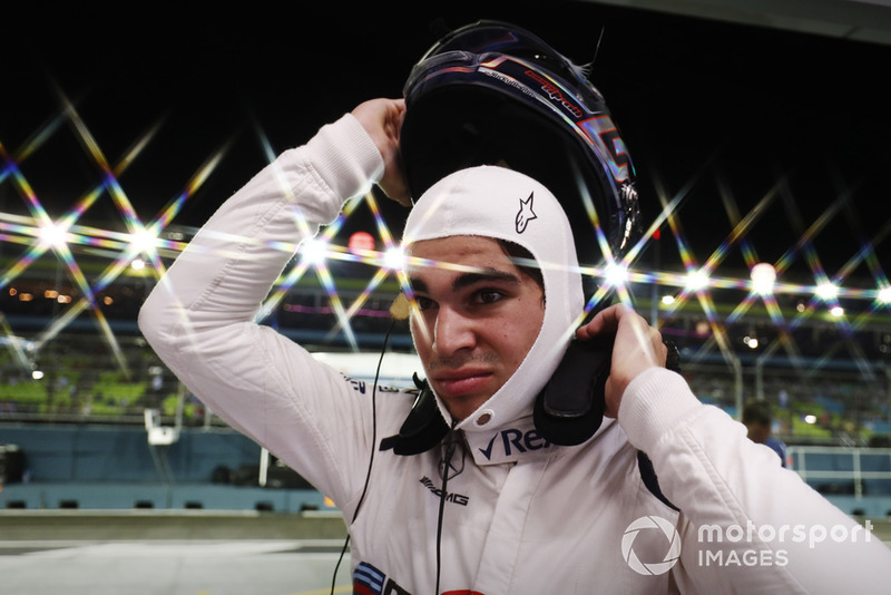Lance Stroll, Williams Racing se pone su casco en el pit lane