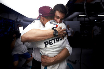 Toto Wolff, Executive Director (Business), Mercedes AMG, and Lewis Hamilton, Mercedes AMG F1, celebrate pole