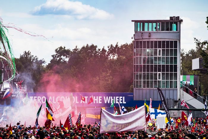 El público ante el podio de Monza