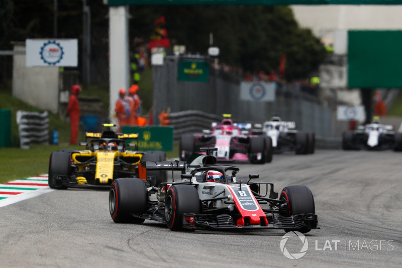 Romain Grosjean, Haas F1 Team VF-18, Carlos Sainz Jr., Renault Sport F1 Team RS 18, y Esteban Ocon, Racing Point Force India VJM11