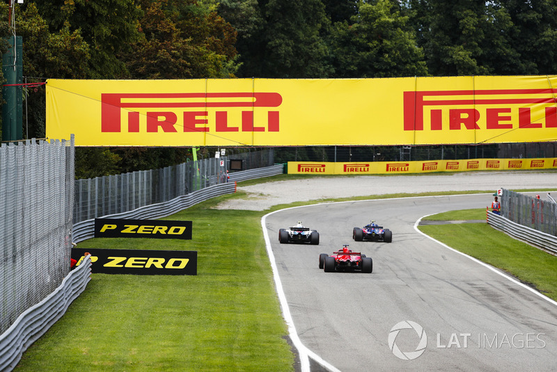 Pierre Gasly, Toro Rosso STR13, devant Sergey Sirotkin, Williams FW41, et Sebastian Vettel, Ferrari SF71H