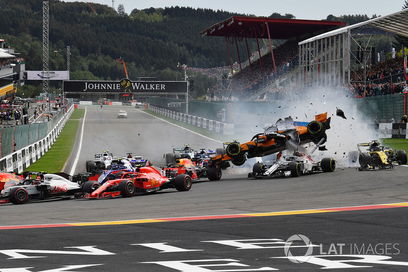 Fernando Alonso, McLaren MCL33, kolizja i lot po starcie wyścigu