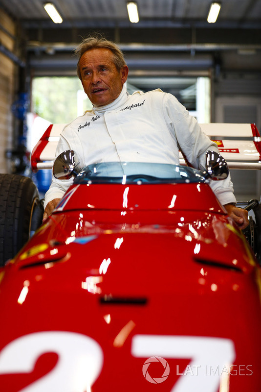 La leyenda de las carreras belgas Jacky Ickx demuestra un Ferrari 312B