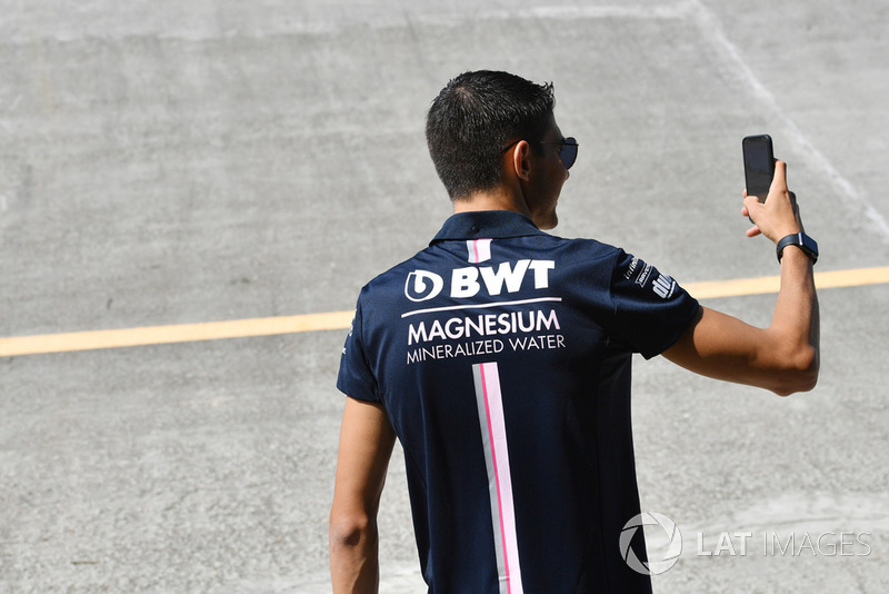 Esteban Ocon, Racing Point Force India F1 Team prend un selfie