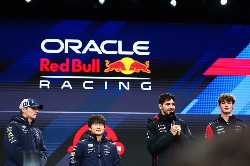ماكس فيرستابن، فريق ريد بول للسباقات RB21، يوكي تسونودا، فريق RB F1 VCARB 02، إستيبان أوكون، فريق هاس F1 VF-25، أوليفر بيرمان، فريق هاس F1 VF-25
