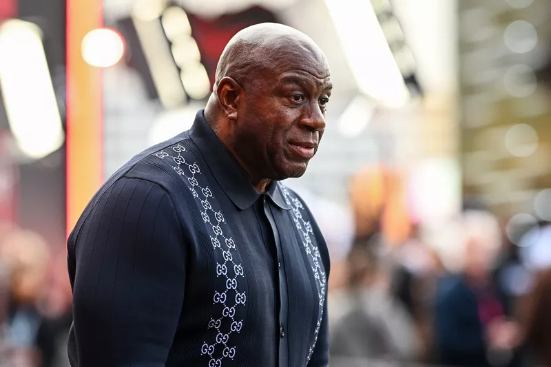 Magic Johnson arrive au paddock