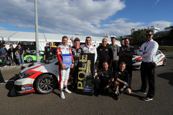 Le poleman Norbert Michelisz, M1RA, Honda Civic TCR avec son équipe