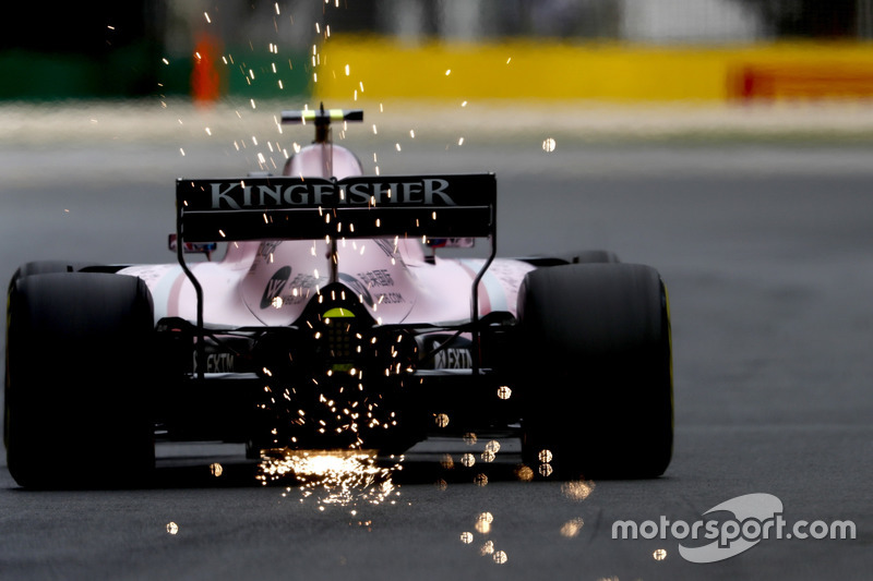 Chispas detrás del Force India de Esteban Ocon