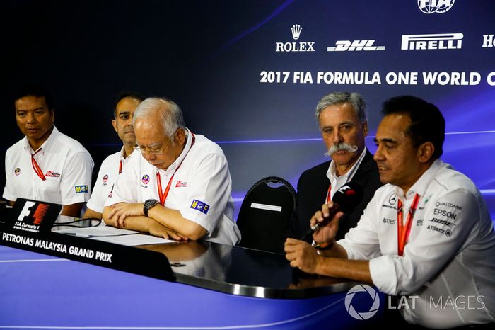 Chase Carey, presidente de Formula One, acoge una conferencia de prensa junto con el Presidente de Malasia
