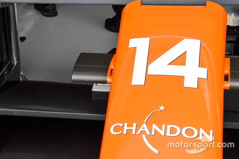 Крепление камер на носовом обтекателе McLaren MCL32
