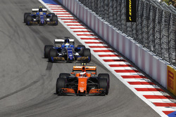 Stoffel Vandoorne, McLaren MCL32, Marcus Ericsson, Sauber C36, Pascal Wehrlein, Sauber C36-Ferrari