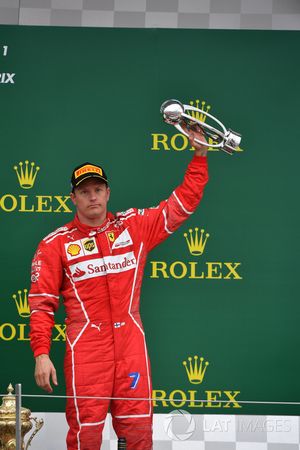 Kimi Raikkonen, Ferrari celebra en el podio con el trofeo