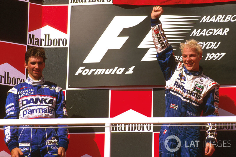 Mais adiante, depois de liderar a maior parte do GP da Hungria, Hill quase venceu. No entanto, um problema de acelerador o fez perder desempenho no final e Villeneuve o passou com menos de uma volta para a andeirada. O britânico foi 2º.