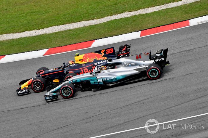 Max Verstappen, Red Bull Racing RB13 pasa a Lewis Hamilton, Mercedes-Benz F1 W08, para ponerse líder