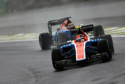 Esteban Ocon, Manor Racing MRT05, devant son coéquipier Pascal Wehrlein, Manor Racing MRT05