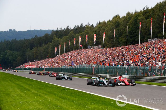 Lewis Hamilton, Mercedes AMG F1 W08, battles Sebastian Vettel, Ferrari SF70H, ahead of Valtteri Bottas, Mercedes AMG F1 W08, Kimi Raikkonen, Ferrari SF70H, Max Verstappen, Red Bull Racing RB13 and Daniel Ricciardo, Red Bull Racing RB13 on the opening lap