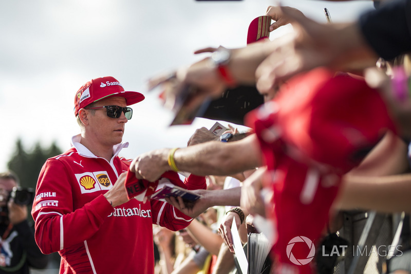 Kimi Raikkonen, Ferrari signs autographs for the fans