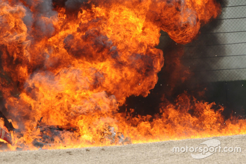 La moto en fuego de Eugene Laverty, Milwaukee Aprilia World Superbike Team