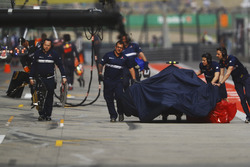 Il team Sauber riporta ai box la C36 di Antonio Giovinazzi