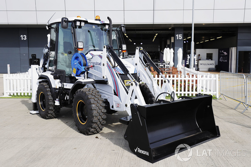 Бульдозер Williams JCB перед "Крилом" Сільверстоуна