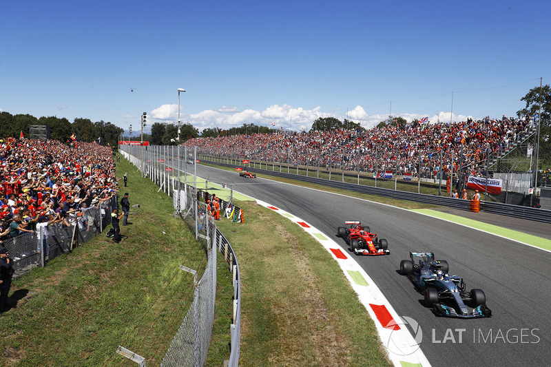 Valtteri Bottas, Mercedes AMG F1 W08, pasa a Kimi Raikkonen, Ferrari SF70H, en la  Parabólica