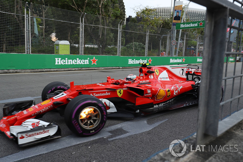 Kimi Raikkonen, Ferrari SF70H, frein avant en feu