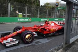 Kimi Raikkonen, Ferrari SF70H, Feuer an der Vorderradbremse