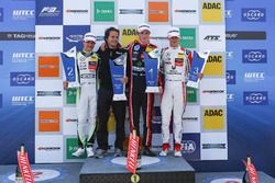 Podio: Ganador de la carrera Joel Eriksson, Motopark Dallara F317 - Volkswagen, segundo lugar Lando 