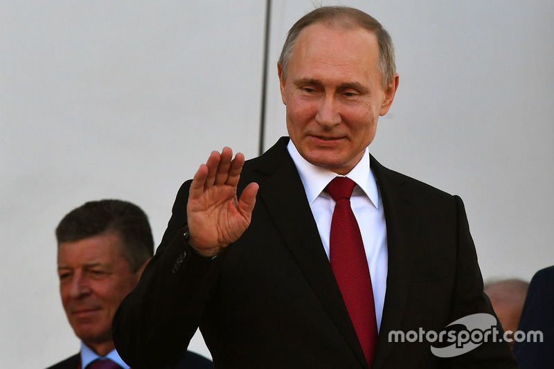 El presidente de Rusia, Vladimir Putin ha estado en el podio del GP de Rusia premiando a los pilotos.