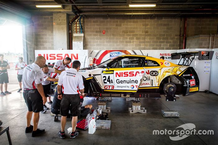 Coche #24 Nissan Motorsport, Nissan GT-R Nismo GT3: Florian Strauss, Todd Kelly, Jann Mardenborough es reparado