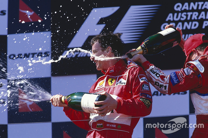 Podium : le vainqueur Eddie Irvine, Ferrari fête sa victoire