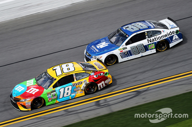 Kyle Busch, Joe Gibbs Racing Toyota, Alex Bowman, Hendrick Motorsports