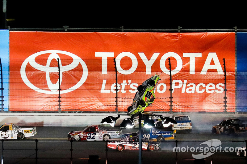 Choque de Matt Crafton, ThorSport Racing Toyota vuela sobre la pista de Daytona