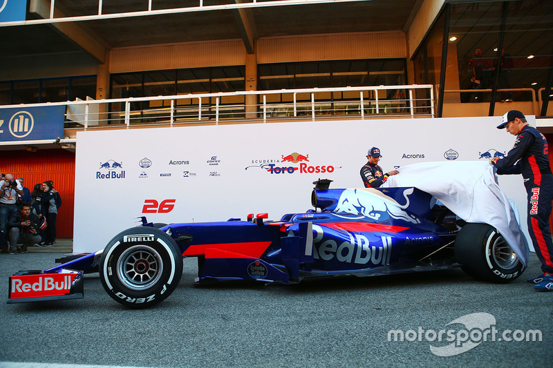 Daniil Kvyat en Carlos Sainz Jr trokken het doek van de Scuderia Toro Rosso STR12